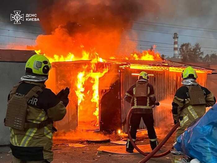 Масштабна атака на Київ: Є падіння уламків у різних районах міста, пошкоджено станцію метро