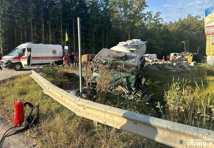 На Рівненщині вантажівка протаранила блокпост: загинув поліцейський та двоє постраждалих