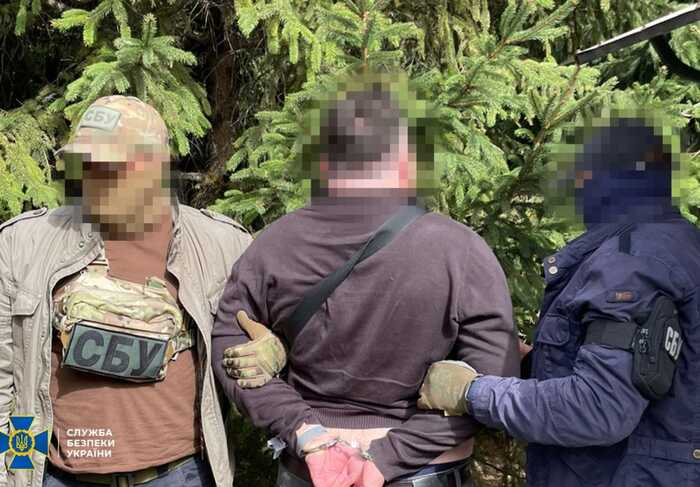У Херсоні та Києві викрили посадовців ТЦК та адвокатів, які за гроші знімали з військового обліку