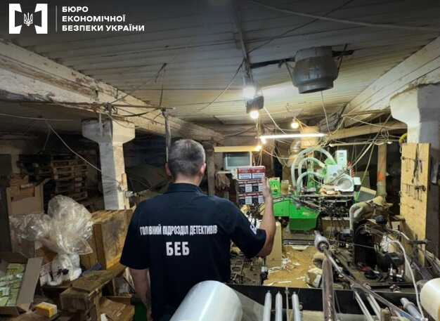 БЕБ знайшло замаскований сигаретний підпільний цех у стайні