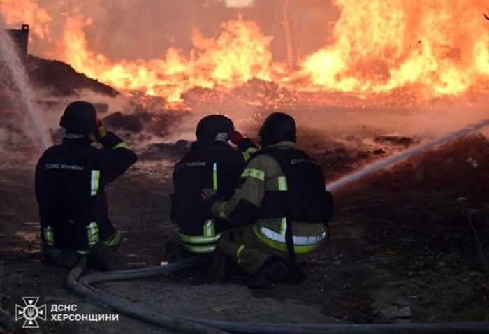 Окупанти завдали удару по Херсону: горіло складське приміщення