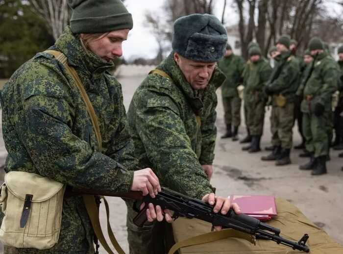 Росіянам стали платити майже 30 тисяч доларів за підписання контракту на війну проти України